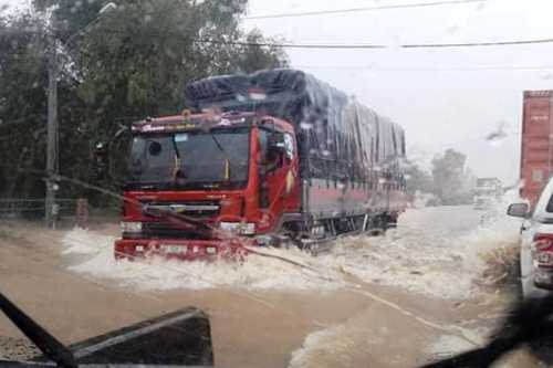 Bình Định: Quốc lộ thành 'biển nước',  lũ nhấn chìm hàng nghìn nhà dân