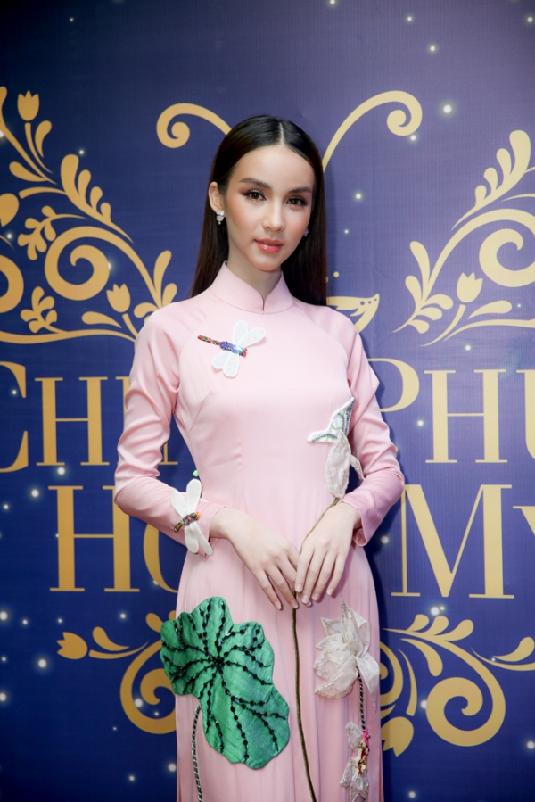 'Thiên thần chuyển giới' Thái Lan đọ sắc bên Hoa hậu Hương Giang
