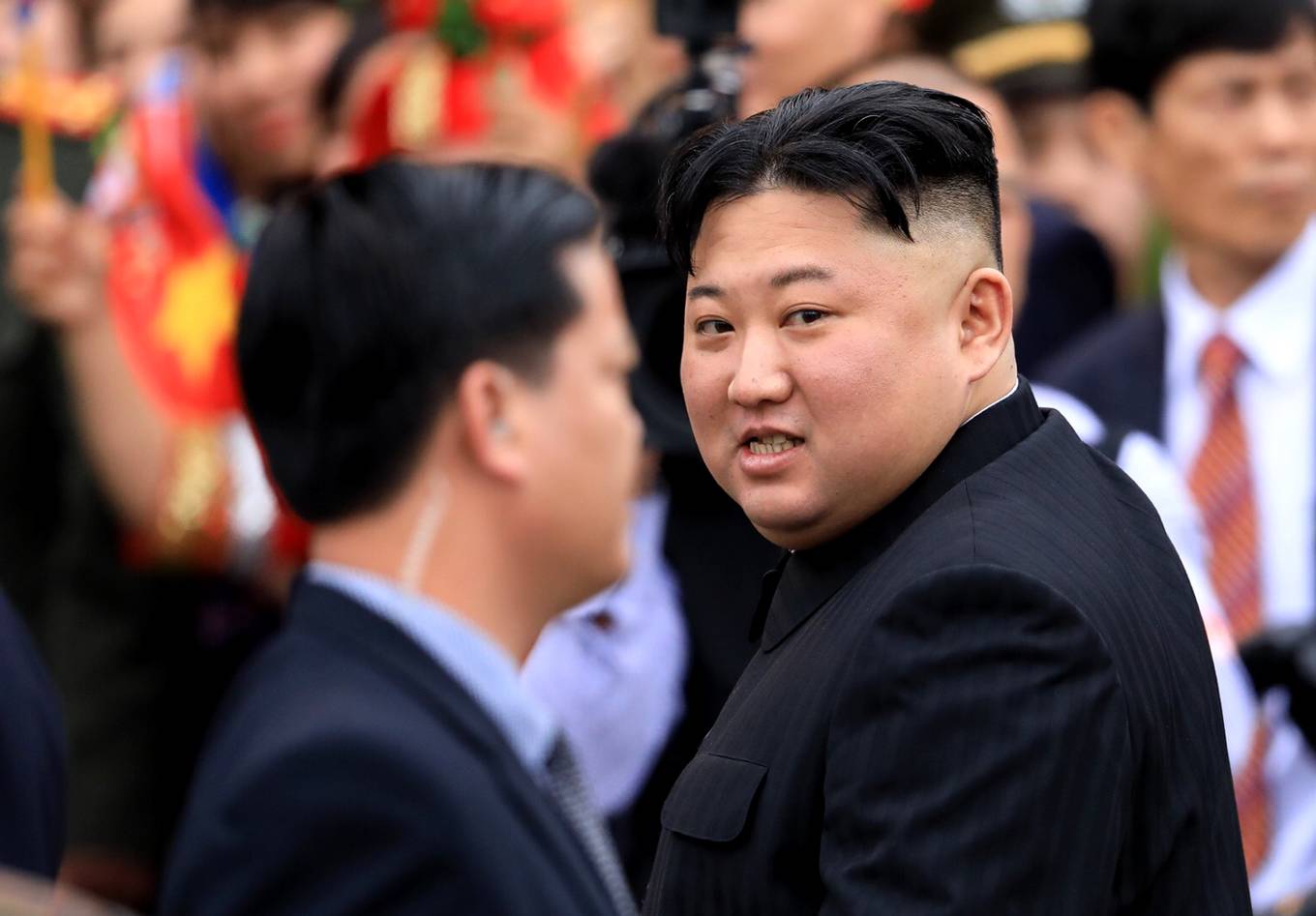 Lên tàu về nước, ông Kim Jong-un chào tạm biệt Việt Nam