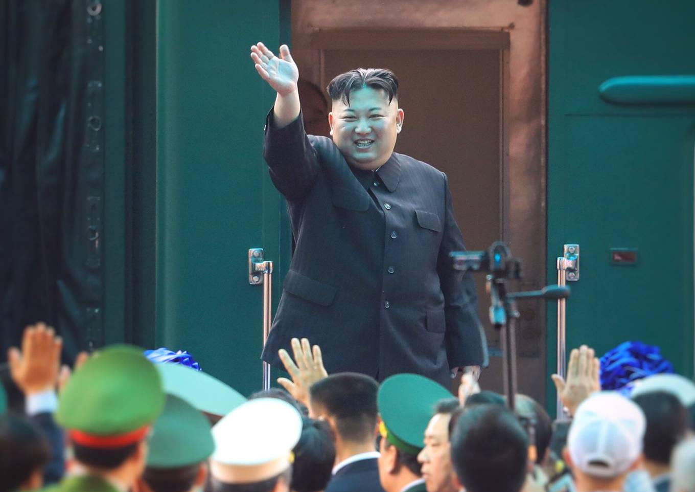 Lên tàu về nước, ông Kim Jong-un chào tạm biệt Việt Nam