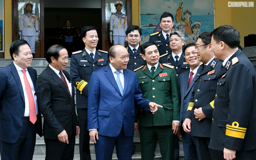 Thủ tướng thăm hỏi chiến sĩ huyện đảo Trường Sa dịp Tết