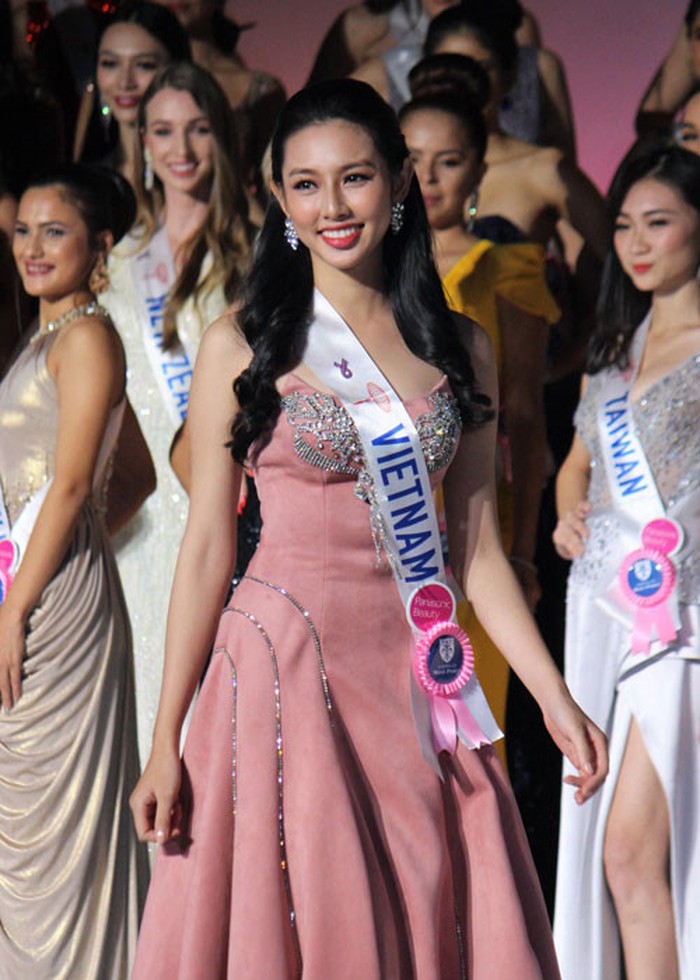 Gu thời trang sành điệu, tinh tế của Thùy Tiên ở Miss International