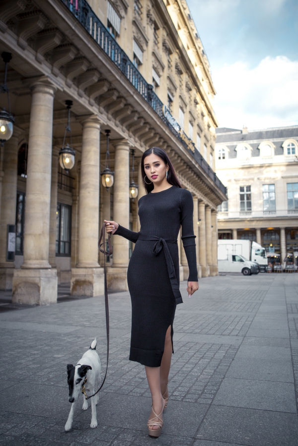 Hoa hậu Trần Tiểu Vy quyến rũ, thanh lịch trên phố Paris