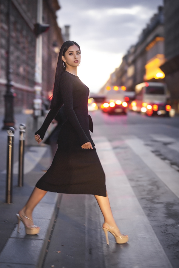 Hoa hậu Trần Tiểu Vy quyến rũ, thanh lịch trên phố Paris