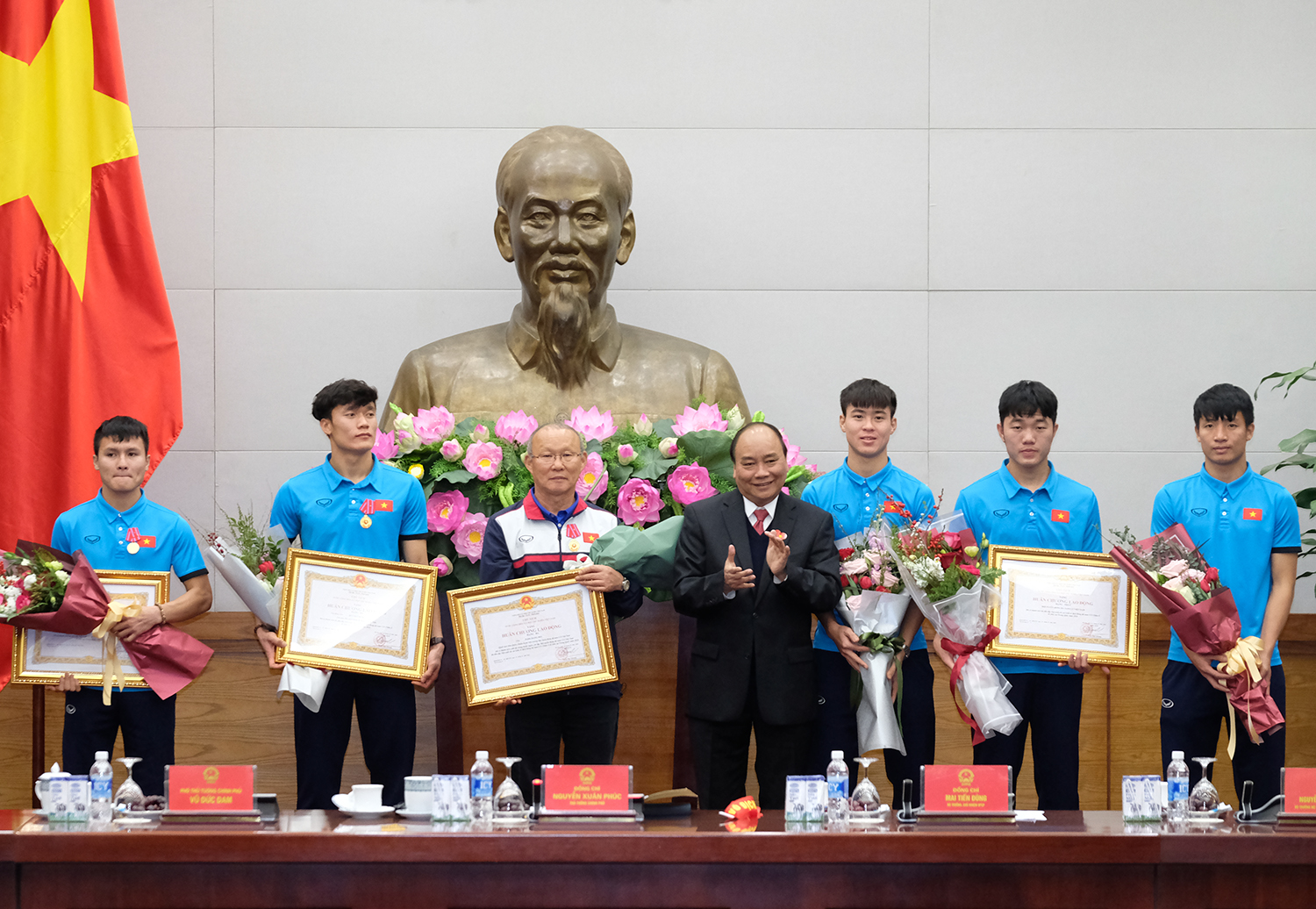 Thủ tướng trao Huân chương Lao động hạng Nhất cho U23 Việt Nam