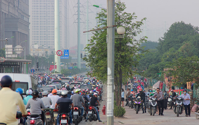 Hàng nghìn người dắt xe máy ngược chiều ở Hà Nội