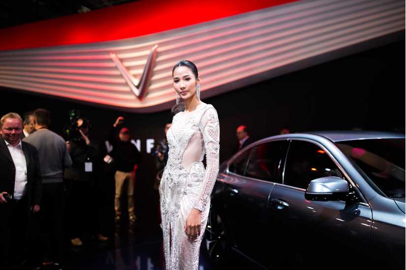 Tiểu Vy, Hoàng Thùy rạng rỡ khoe sắc tại Paris Moto Show của Vinfast