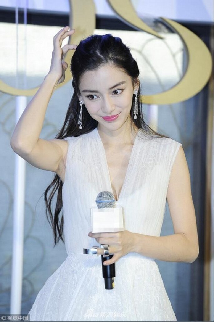 Angelababy bị mắng chửi thậm tệ vì hút thuốc trước cổng bệnh viện