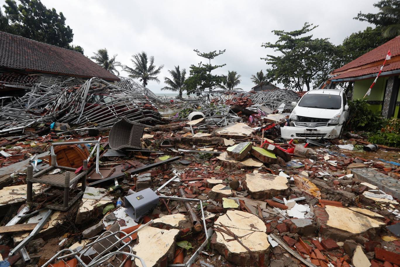 Nhân chứng sống sót kể lại phút kinh hoàng sóng thần tới ở Indonesia