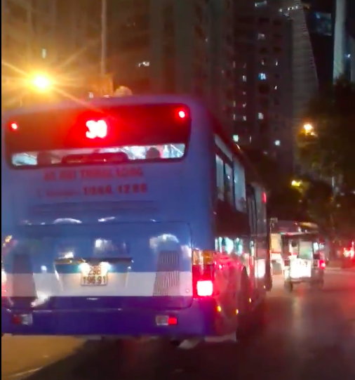 Xe bus lao vun vút trên vỉa hè trong khi đường ùn tắc 