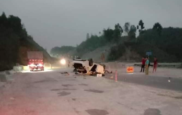 Xe ô tô đâm vào rọ đá trên cao tốc Nội Bài -Lào Cai, 3 người bị thương