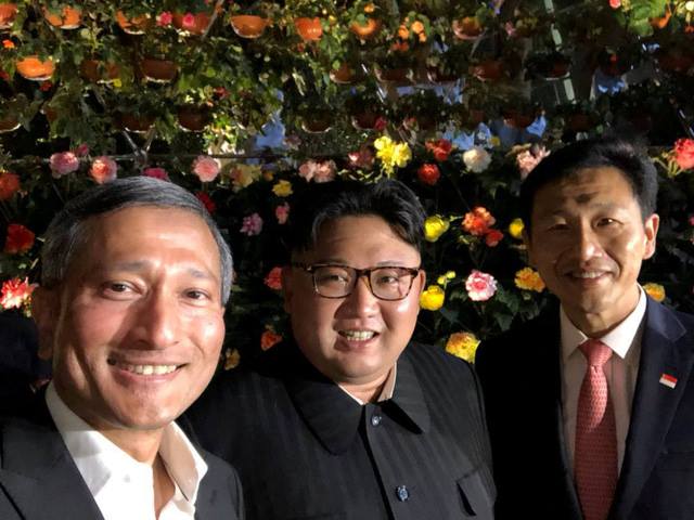 Ông Kim Jong-un tham quan Singapore, chụp ảnh selfie trong đêm