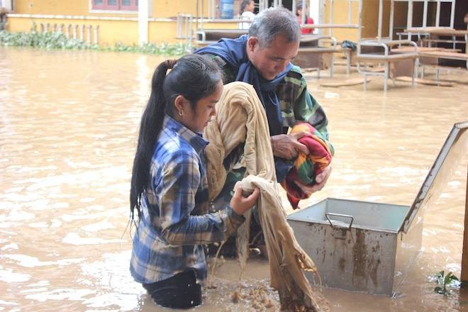 Nghệ An: Học sinh lội bì bõm, bàn ghế ngập bùn đất ngày tựu trường