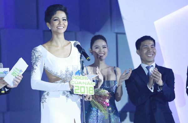H'Hen Niê được trao giải 'Ngôi sao vì cộng đồng' 2018