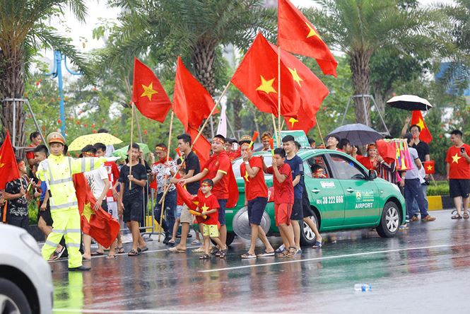 Hàng nghìn người hâm mộ ra sân bay đón đoàn Việt Nam sau ASIAD 2018