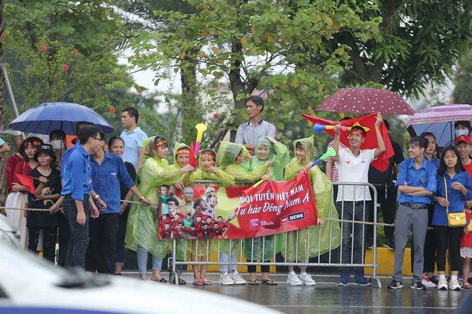 Hàng nghìn người hâm mộ ra sân bay đón đoàn Việt Nam sau ASIAD 2018