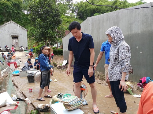 Nghệ An: Học sinh lội bì bõm, bàn ghế ngập bùn đất ngày tựu trường