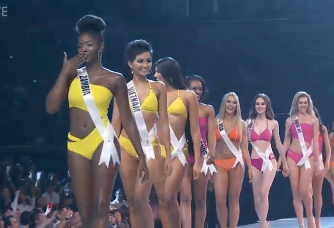 H'Hen Niê hất váy đầy duyên dáng tại Miss Universe 2018