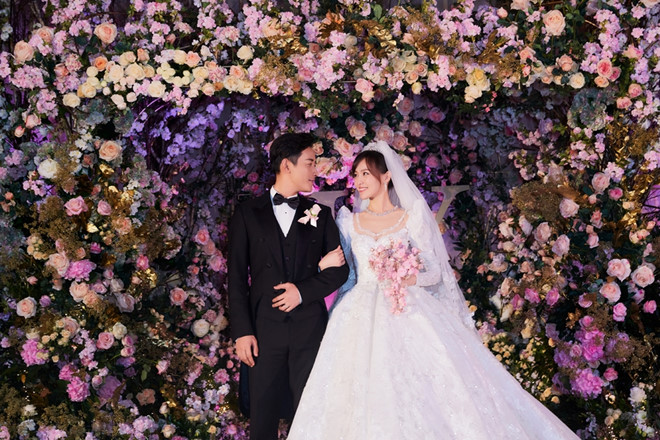 Bộ ảnh cưới của cặp đôi Đường Yên- La Tấn là một trong những bộ ảnh được yêu thích nhất năm. Tình yêu của họ được thể hiện hết sức đẹp mắt và đầy cảm xúc trong từng tấm hình.