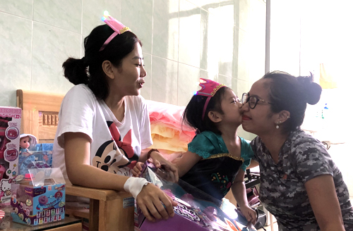 Mai Phương âu yếm chúc mừng sinh nhật 5 tuổi của con gái ở bệnh viện