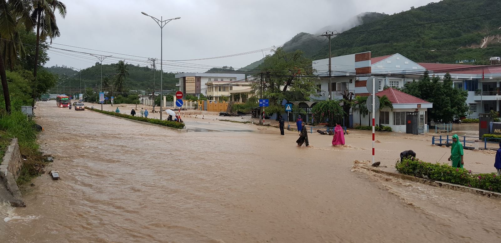 Cảnh tượng đổ nát, hoang tàn ngập lụt khắp nơi ở Nha Trang