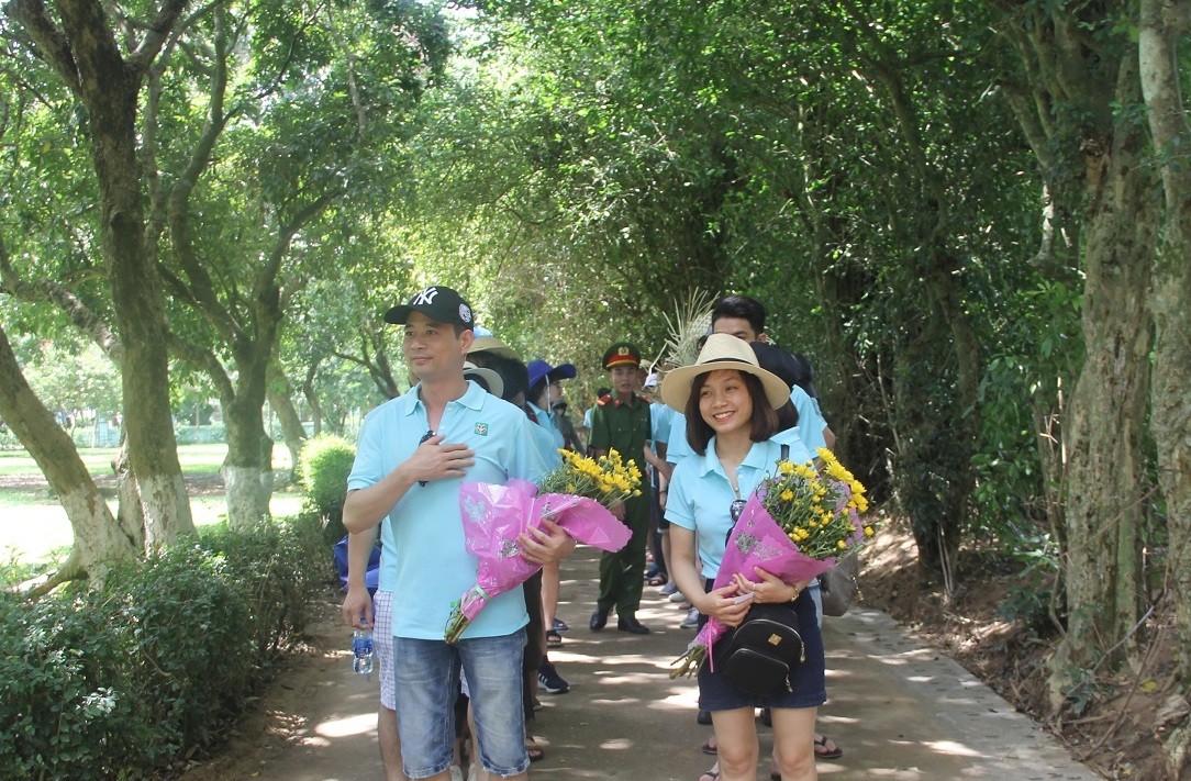 Dòng người đội nắng về làng Sen kỷ niệm ngày sinh Bác Hồ