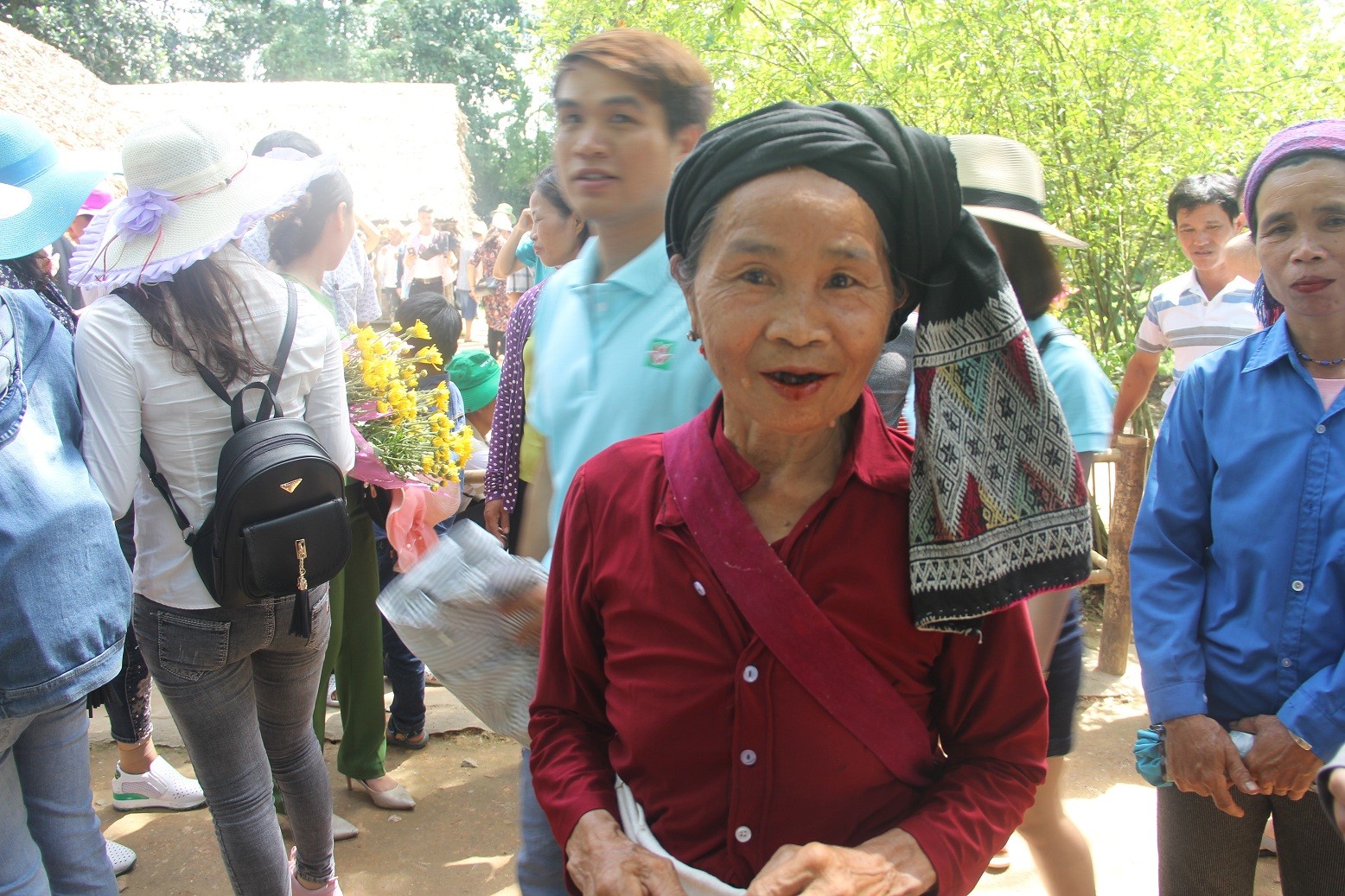 Dòng người đội nắng về làng Sen kỷ niệm ngày sinh Bác Hồ
