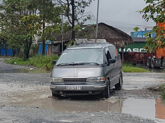 TP HCM: Bãi xe không phép 'bủa vây' Khu công nghiệp Cát Lái 2?