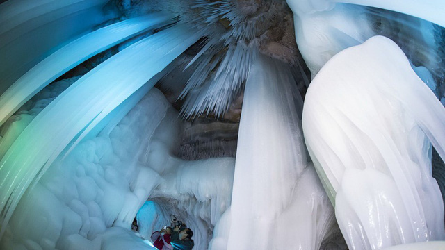 Điều kỳ diệu ở động băng lớn nhất thậm chí không tan chảy trong mùa hè