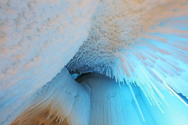 Điều kỳ diệu ở động băng lớn nhất thậm chí không tan chảy trong mùa hè