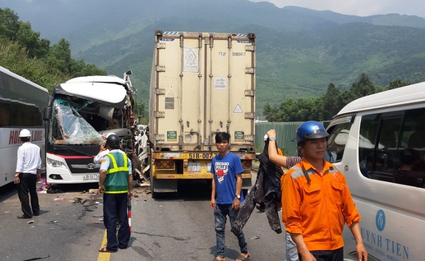 Ô tô khách chở đoàn du lịch đấu đầu container, 11 người bị thương