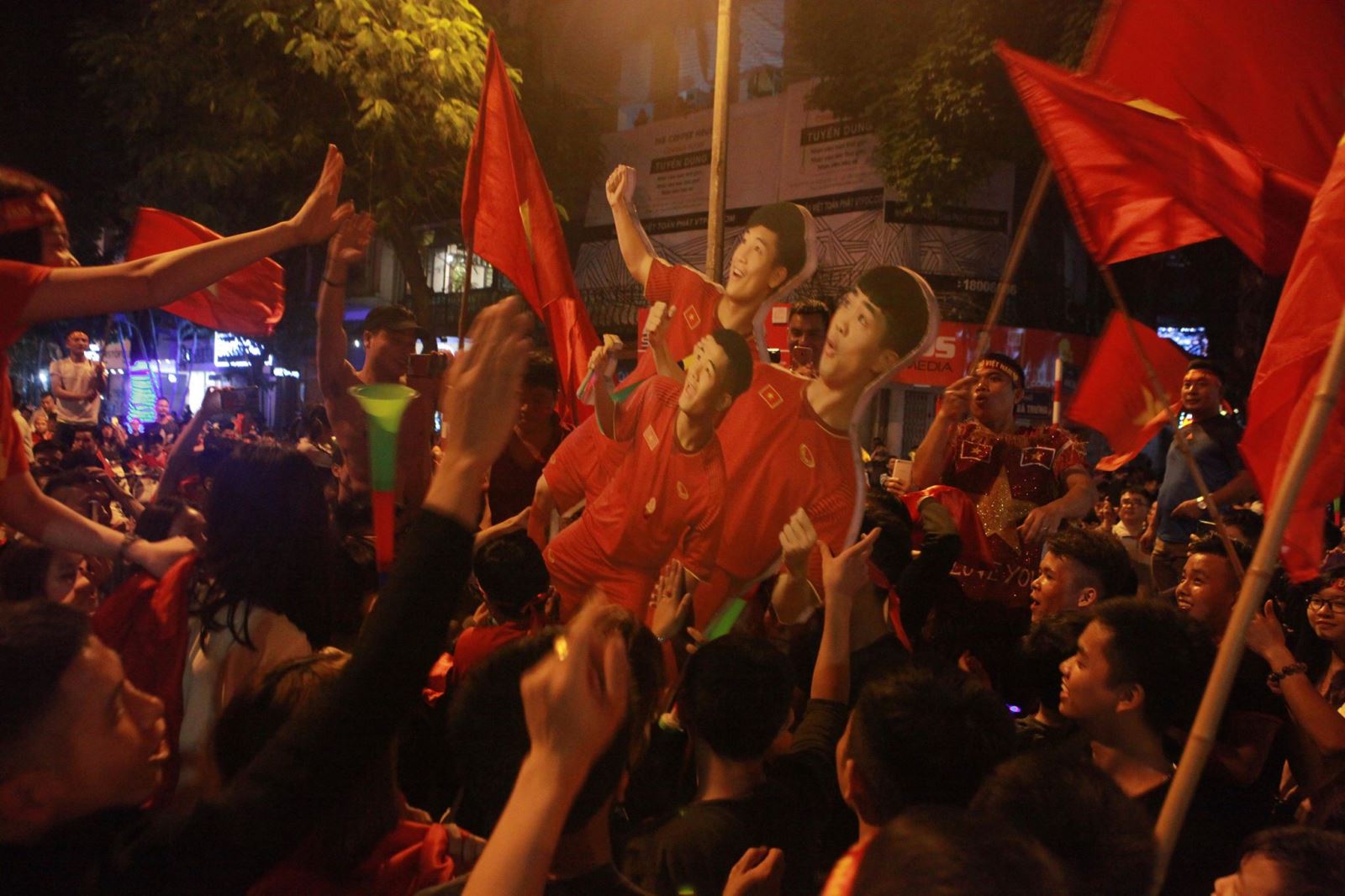 Việt Nam chiến thắng, người hâm mộ 'tiếp lửa' đổ ra đường ăn mừng 