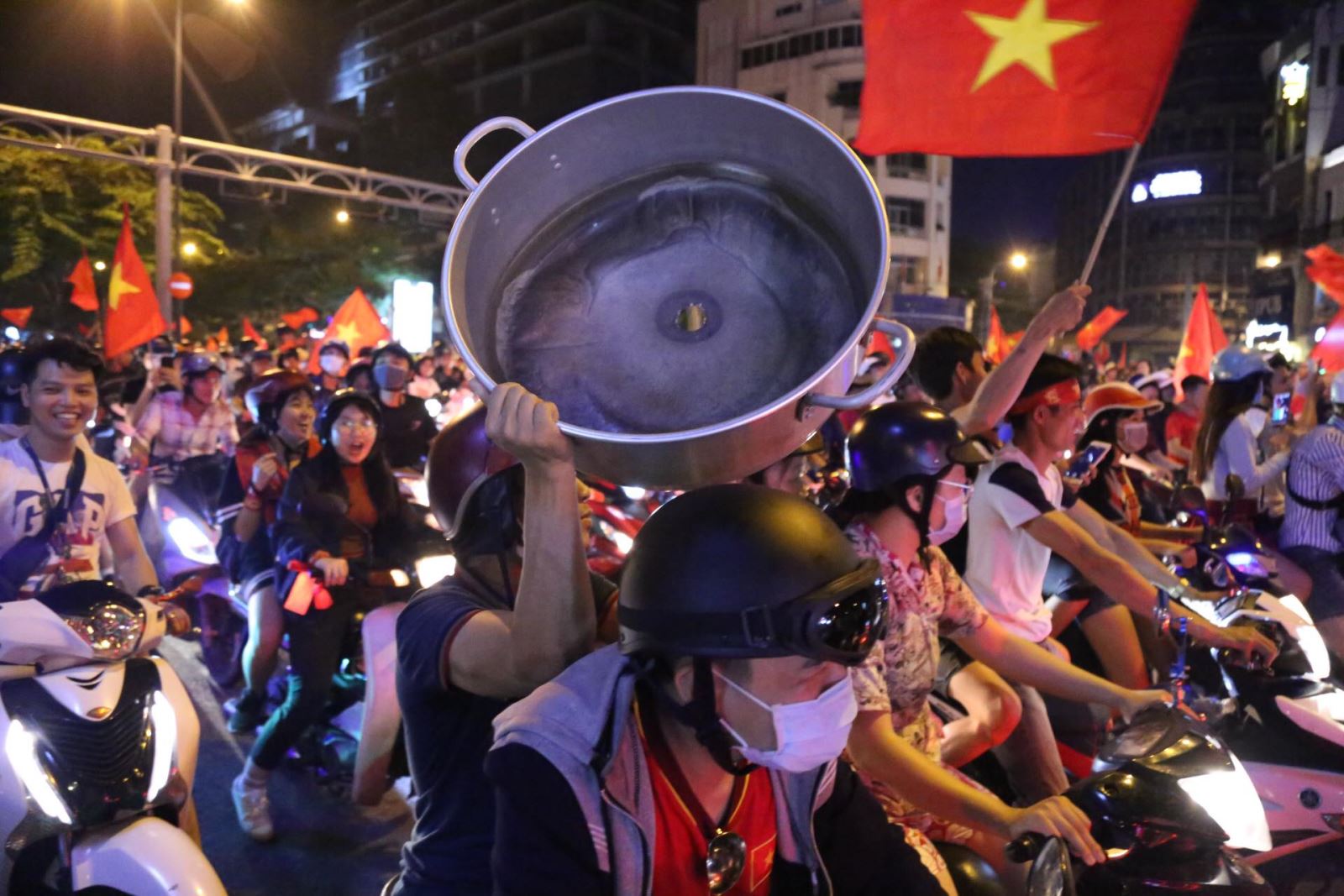 Việt Nam chiến thắng, người hâm mộ 'tiếp lửa' đổ ra đường ăn mừng 