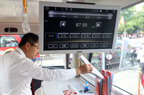 Xe buýt 2 tầng mui trần vừa khai trương ở Hà Nội hiện đại thế nào?