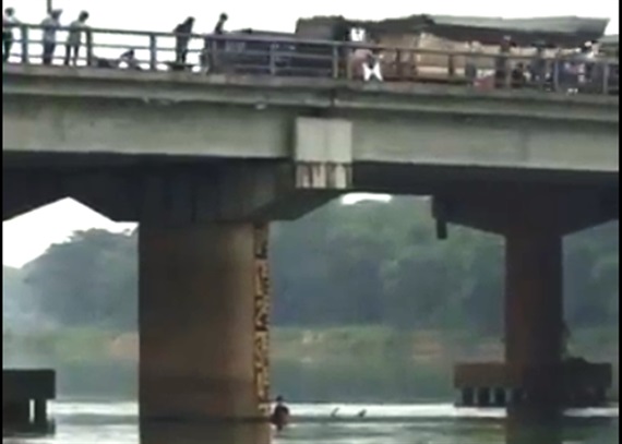 Chàng trai nhảy từ độ cao 10m xuống sông cứu cô gái tự tử