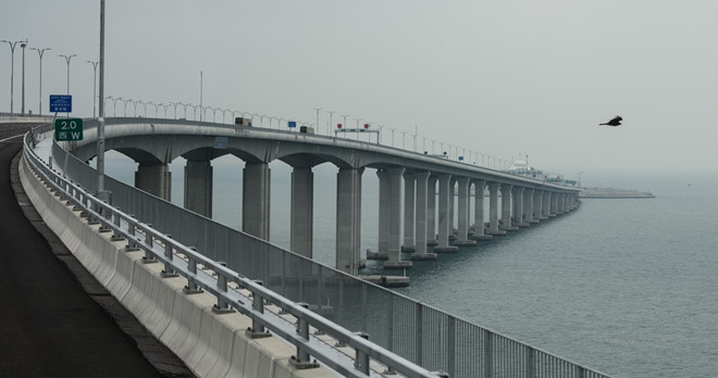 Kỹ sư Trung Quốc gian lận kiểm định cầu vượt biển dài nhất thế giới