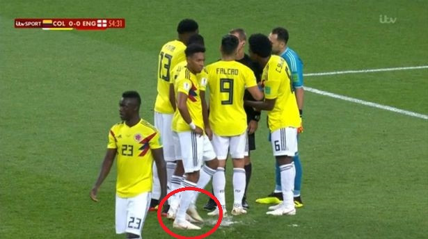 Hậu vệ Colombia chơi tiểu xảo phá penalty của Harry Kane