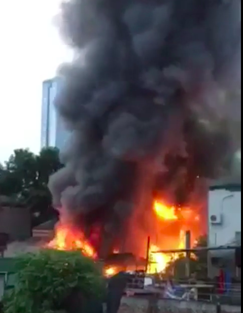 Hoảng loạn tháo chạy khi cháy hơn 10 căn nhà ở gần BV nhi Trung Ương