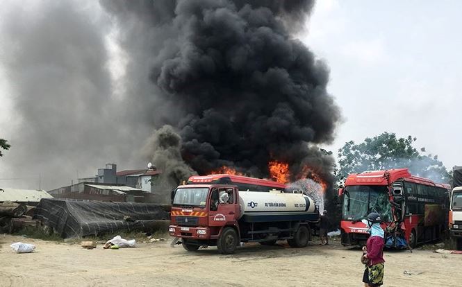 Quảng Nam: Ô tô giường nằm bất ngờ bốc cháy dữ dội giữa bến