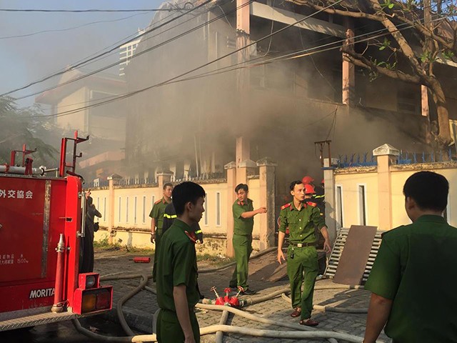 Đà Nẵng: Cháy cạnh trường học, hàng trăm học sinh hoảng hốt sơ tán