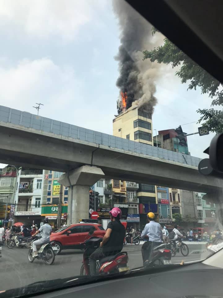  Đốt vàng mã, quán karaoke 7 tầng ở Hà Nội bốc cháy dữ dội 