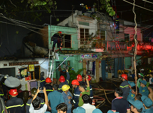 TP Hồ Chí Minh: Hàng loạt căn nhà bốc cháy trong đêm