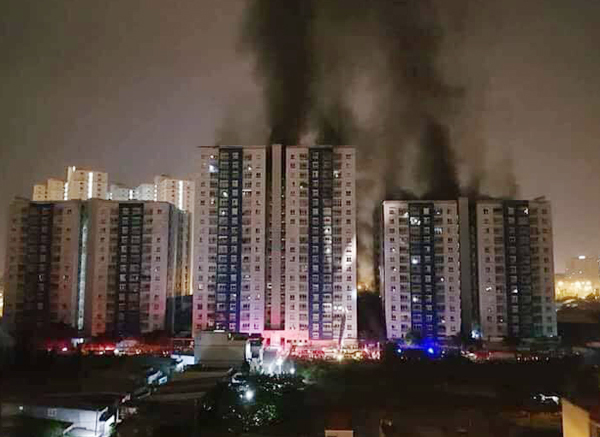 Đêm kinh hoàng cháy chung cư ở Sài Gòn: Bật khóc tìm người thân