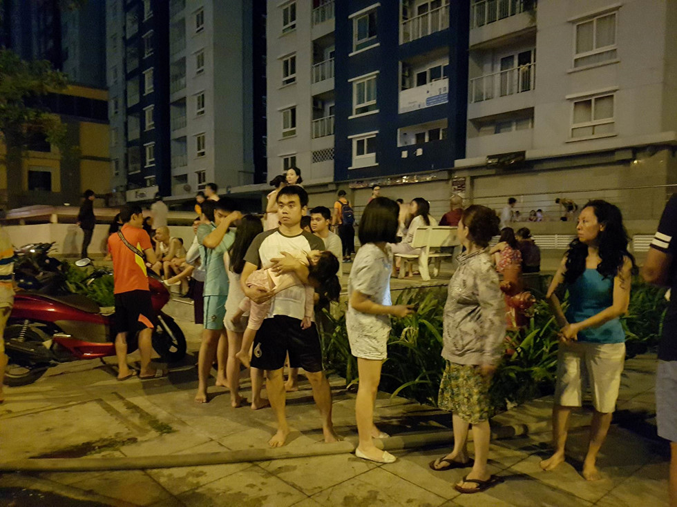 Đêm kinh hoàng cháy chung cư ở Sài Gòn: Bật khóc tìm người thân