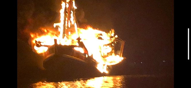 Phú Quốc: Tàu cá cháy dữ dội trên biển, ước tính thiệt hại 13 tỷ đồng