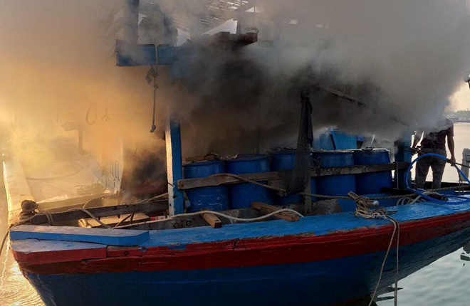 Nổ bình gas khiến cháy tàu cá, 2 người chết, 3 người bị thương