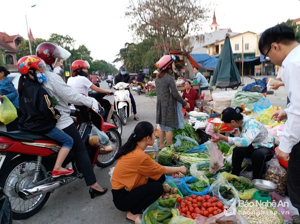 Mùng 5 Tết, rau xanh tăng giá gấp 3 lần vẫn hút khách