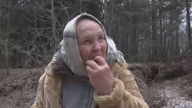 Cụ bà Lithuania ăn đất để trị bệnh ung thư não