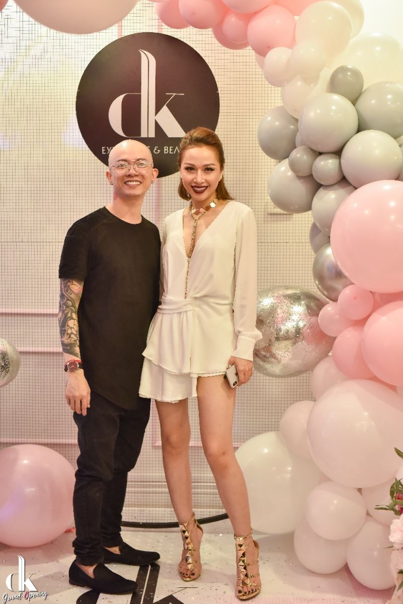 Vũ Duy Khánh 'náo loạn' phố Nguyễn Công Trứ với hit 'Cũng bởi vì phê'