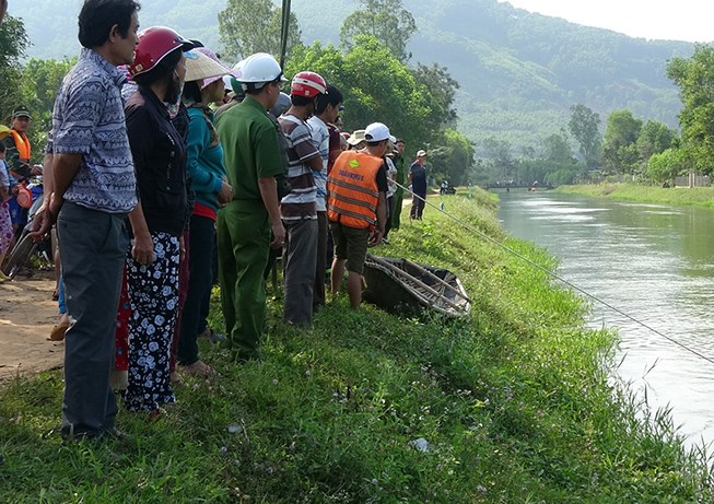 Cướp dây chuyền không được, đạp 2 mẹ con ngã xuống kênh